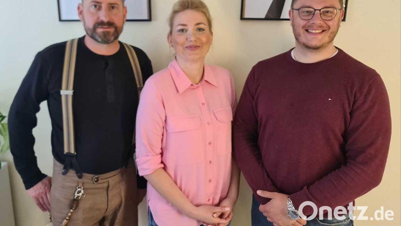 Max Schultz (rechts) ist neuer Vorsitzender des Fördervereins "Möglichmacher". Sein Stellvertreter ist künftig Michael Hartinger (links), Marta Igras (Mitte) bleibt Kassiererin. Bild: Felix Mantel/exb