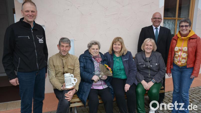 Die Jubilarin Hedwig Köstler (sitzend, Dritte von links) lauschte den Klängen der Blaskapelle Ernestgrün. Zu ihrem 90. Geburtstag gratulierten (stehend von links) Josef Frank (Blaskapelle Ernestgrün), Sohn Christoph, die Töchter Gaby und Conny, sowie Bürgermeister Klaus Meyer und Seniorenbeauftragte Beate Ott. Bild: jr