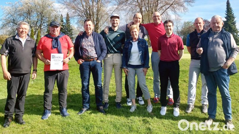 Nur Gewinner gab es beim Golf-Turnier des GLC Schmidmühlen zugunsten der Deutschen Krebshilfe. GLC-Präsident Harald Thies (links) und Spielleiter Reinhold Scharl (rechts) gratulierten den erfolgreichen Spielerinnen und Spielern. Bild: lst/exb