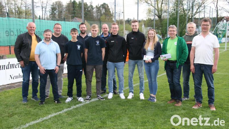 Dieter Hofmann (rechts) überreichte neben Lauf-Challenge-Initiator Josef Stiefler-Ebert (Zweiter von rechts) symbolisch die Geld-Kuverts für die Jugendarbeit der Vereine in Michelfeld. Bild: obl