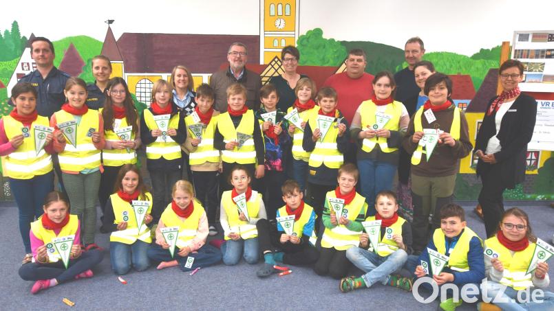 Den Viertklässlern gratulierten (hinten, von links) Polizeiobermeister Philipp Böhme; Polizeiobermeisterin Sophia Hübner, Elternbeiratsvorsitzende Sonja Übler; Hans Gebhardt (Verkehrswacht Sulzbach-Rosenberg); Rektorin Gabi Pirner; Bürgermeister Dieter Dehling; Ralf Dittrich (TÜV Süd), Lehrerin Anne Hansen und die Leiterin der Sparkassen-Zweigstelle Illschwang, Stefanie Neff. Bild: no