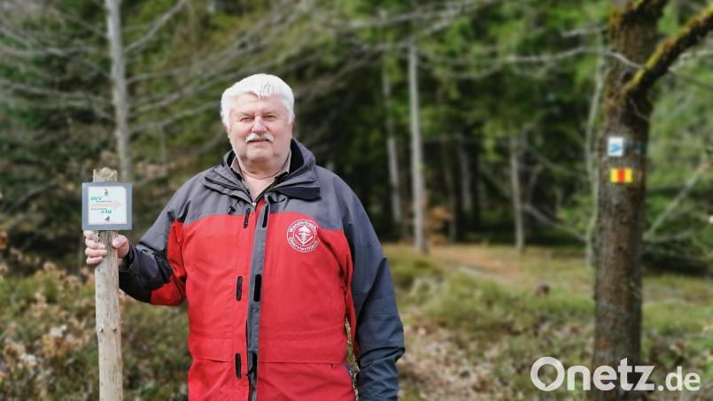 Streckenpflege statt Kilometer im Blick: Die Wanderfreunde Oberviechtach helfen mit Vorsitzenden Alois Früchtl bei der Markierung von örtlichen Wandertouren mit. Bild: Portner
