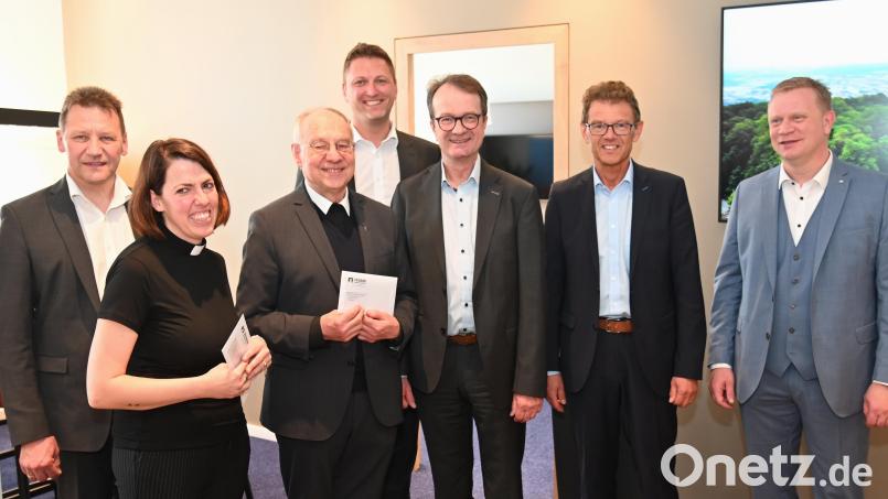 Die katholischen und evangelischen Kirchengemeinden erhielten anläßlich der Eröffnung der neuen Zweigestelle in der Regensburger Straße jeweils 1000 Euro. Unser Bild zeigt zeigt (von links) VR-Bank-Vorstand Erich Übler, Pfarrerin Rebecca Scherf, Pfarrer Ludwig Gradl, Filialleiter Christian Wiesent sowie die Vorstände Dieter Paintner, Andreas Reindl und Martin Sachsenhauser. Bild: gf
