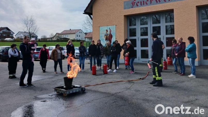 Vor dem Feuerwehrgerätehaus durften die Erzieherinnen selbst mit dem Feuerlöscher gegen Flammen vorgehen. Bild: Kinderhaus Pusteblume/exb