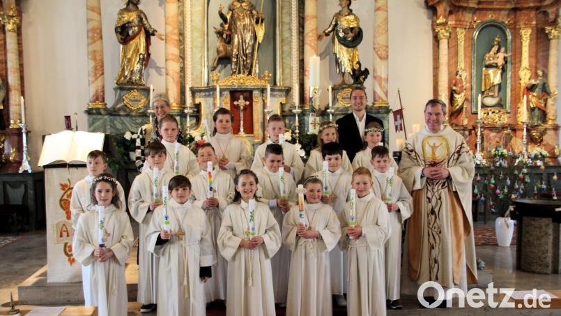 In Schmidmühlen feiern zwölf Kinder Erstkommunion mit Pfarrer Werner Sulzer (rechts), Klassenlehrer Lukas Hofmann (Zweiter von rechts) und Rektorin Sabine Lubich (links hinten). Bild: bjo