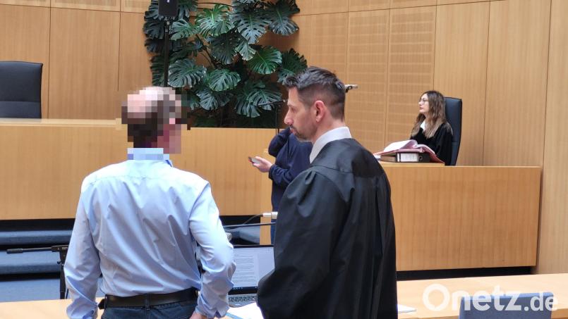 Rechtsanwalt Matthias Haberl mit seinem Mandanten. Der Mann wurde am Mittwoch zu einer Haftstrafe veurteilt. Bild: Würth, Wolfgang