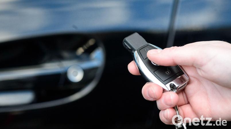 &quot;Keyless go&quot; bedeutet, der Autoschlüssel muss nicht mehr ins Tür- und Zündschloss gesteckt werden, um die Tür zu öffnen und loszufahren – es reicht, wenn der Schlüssel in der Nähe des Fahrzeugs ist. Symbolbild: Sina Schuldt/dpa