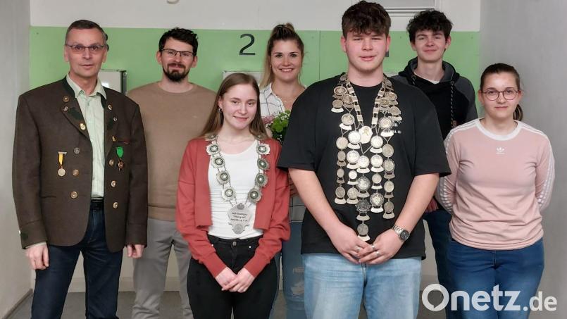 Gauschützenmeister Norbert Nietfeld (von links) kann stolz auf sie ein. Unser Bild zeigt die neuen Würdenträger und die Nächstplazierten: Ritter Peter Heller, Jugendkönigin Manuela Kick, Simone Dirmeier, Gaukönig Elias Schütz, Lukas Ried und Alexandra Fischer. Bild: Sebastian Trägler/exb