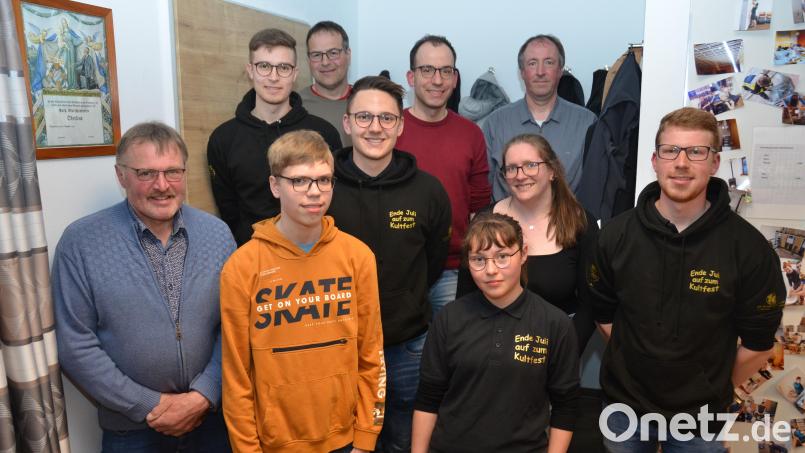 Florian Meißner (hinten, Mitte) ist der neue geistliche Begleiter der KLJB Oberlind. Darüber freuen sich die gleichberechtigten Vorsitzenden Paulus Kellner (rechts) und Manuel Bäumler (Fünfter von links), genauso wie Pfarrvikar Ronald Liesaus (hinten, rechts) und Gemeindereferentin Theresa Glaser (rechts). Bild: dob