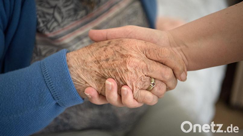 „Zeitintensive Betreuung im Pflegeheim“ heißt ein Projekt des Hospizvereins in Kooperation mit drei stationären Pflegeeinrichtungen aus der Region. Bild: Sina Schuldt/dpa