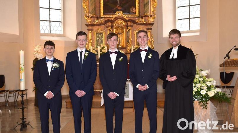 Vier junge Christen feiern in Poppenricht Konfirmation (von links): Toni Binder, Maximilian Lutz, Bastian Scheithauer und Manuel Meier mit 	Pfarrer Daniel Götzfried. Bild: Fotohaus Jäger/exb