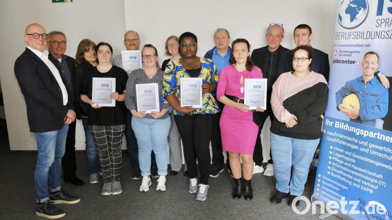 Sechs Frauen und ein Mann nahmen nach erfolgreicher Prüfung ihre Zeugnisse im Beisein ihrer Dozenten und Vertretern des Jobcenters, Stefan Erndt (hinten, rechts) und Peter Witt (hinten, links), sowie des ISE-Geschäftsführers Roland Domogalla (vorne, links) entgegen. Bild: usc