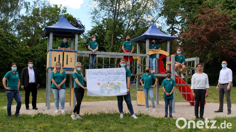 Das Jugendrotkreuz Mitterteich mit ihren Siegervorschlag „Kinderhaus Weltentdecker“ beim Namenswettbewerb für das neue BRK-Kinderhaus Tirschenreuth. Das Bild wurde während der Coronazeit aufgenommen. Bild: exb
