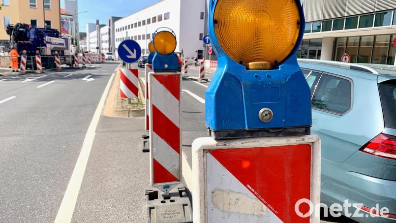 Der Verkehr in der Schillerstraße beim Ring-Kino wird derzeit durch Warnbaken gelenkt. Grund ist die Erneuerung der Ampelanlage. Bild: Gabi Schönberger