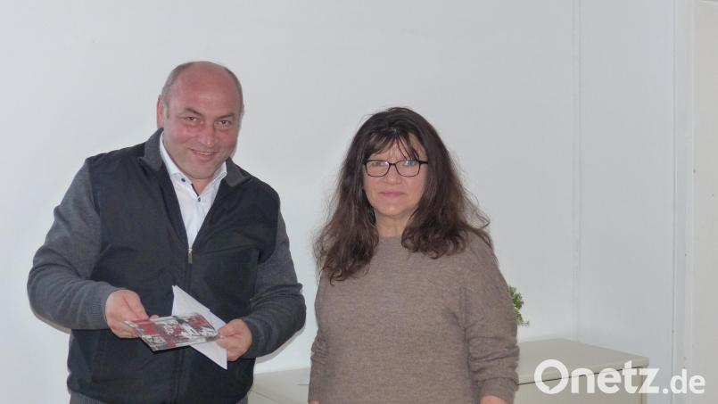 Gerhard List (links) verabschiedete Ursula Fischer (rechts) als Jugendbeauftragte. Ein kleines Geschenk durfte nicht fehlen. Bild: hme