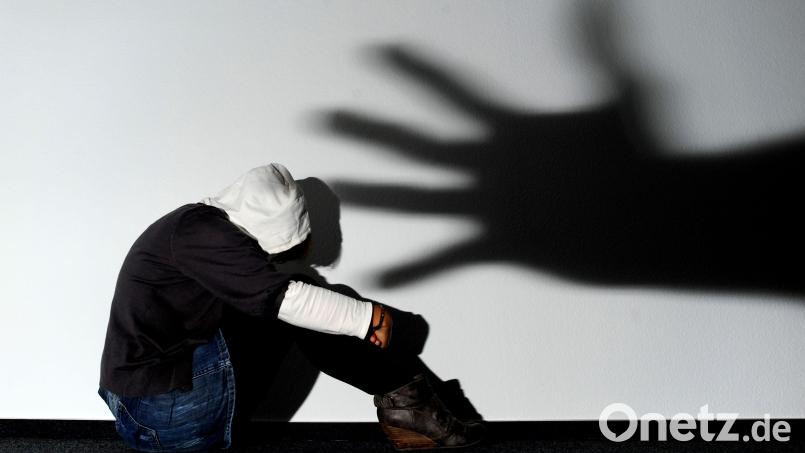Sexualisierte Gewalt ist ein Thema, das auch die Kinder- und Jugendarbeit in Vereinen berührt. Daher sollten Vereine ein Schutzkonzept entwickeln. Symbolbild: Julian Stratenschulte/dpa