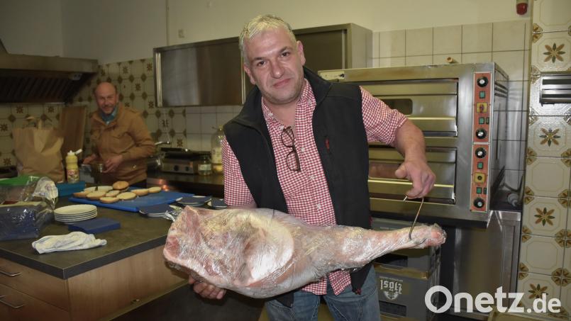 Metzger Matthias Siller präsentiert eine gewaltige Schweinekeule, die es beim jüngsten Taubenmarkt im ATS-Heim in Mitterteich zu gewinnen gab. Bild: ubb
