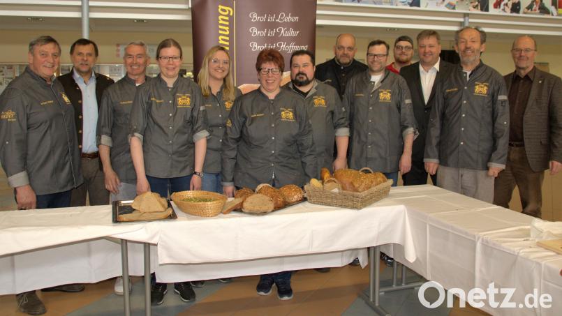 Ehrengäste und Bäcker präsentieren das Kürbiskernbrot in seinen Varianten als Brot des Jahres. Bild: Bäckerinnung Amberg-Sulzbach