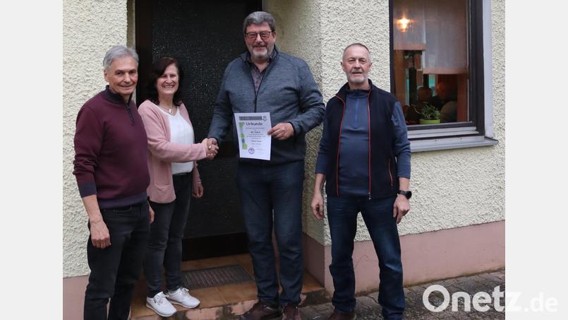 Zweiter Bürgermeister Josef Weinfurtner (links), Michaela Hetzenecker und Dietmar Popp vom TC Rieden ehrten Helmut Bauer (Zweiter von rechts) für 40 Jahre Mitgliedschaft beim Tennsiclub Rieden. Bild: mrr