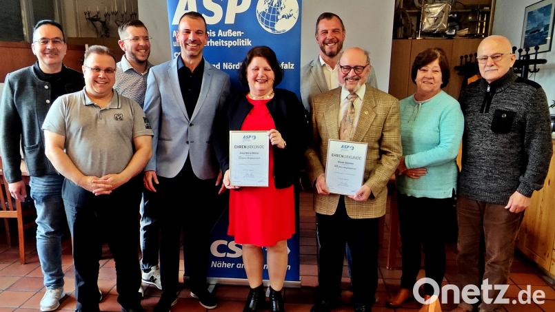 Norbert Prediger (Vierter von links) bleibt an der Spitze des Arbeitskreises Außen- und Sicherheitspolitik. Für langjährige Mitgliedschaft ehrte er Anna-Maria Walter und Bruno Salomon (vorne, mit Urkunde). Bild: R. Kreuzer