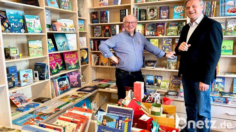 Eckhard Bodner (li.) hat in den vergangenen Tagen Gespräche mit Berthold Kellner, Geschäftsführer der Lebenshilfe Kreisvereinigung Tirschenreuth e. V., geführt. Die Buchhandlung in Pressath wird weiterhin bestehen bleiben. Bild: Gabi Schönberger
