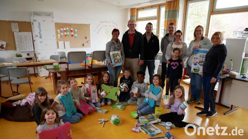 Der CSU-Ortsverband und die Junge Union überraschen zusammen mit der Elternbeiratsvorsitzenden Nicole Kleber die Kinder der Ganztagsschule. Bild: gz