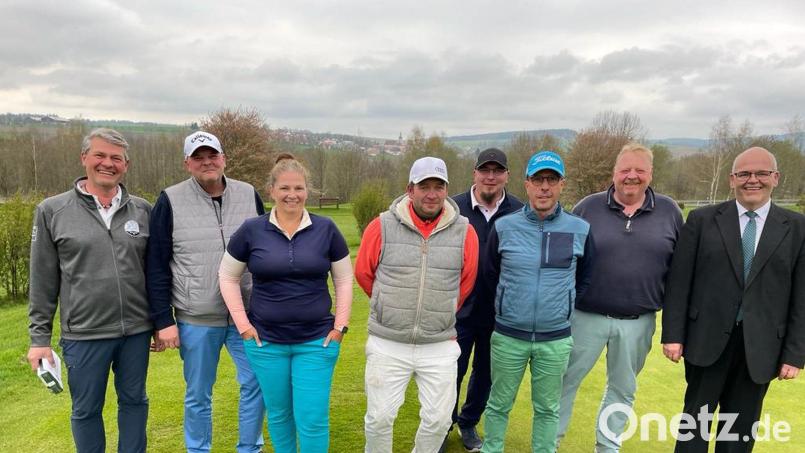 Mit einem Turnier ist die Saison des Golfclubs Stiftland eröffnet worden. Im Bild die erfolgreichsten Teilnehmer und die Vertreter des Clubs, von links Andreas Graf, Markus Mauerer, Angela Völker, Andy Kern, Markus Baumer, Otto Gradl, Michael Janda und Bürgermeister Klaus Meyer. Bild: Golfclub Stiftland/exb