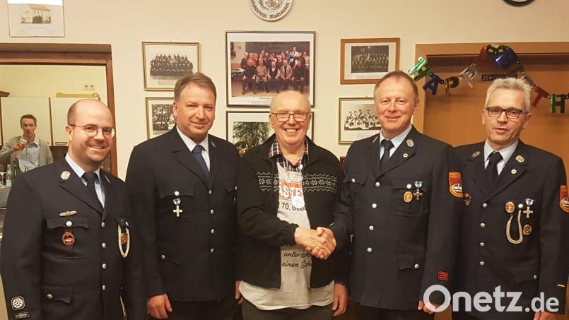 Reinhard Zintl (Mitte) durfte sich an seinem 70. Geburtstag über viele Glückwünsche freuen – unter anderem auch von einer Abordnung der Feuerwehr. Von links Zweiter Kommandant Patrick Ernstberger und Zweiter Vorsitzender Helmut Dostler sowie vorn rechts Kommandant Klaus Grötsch und Vorsitzender Berthold Ernstberger. Bild: Klaus Grötsch/exb