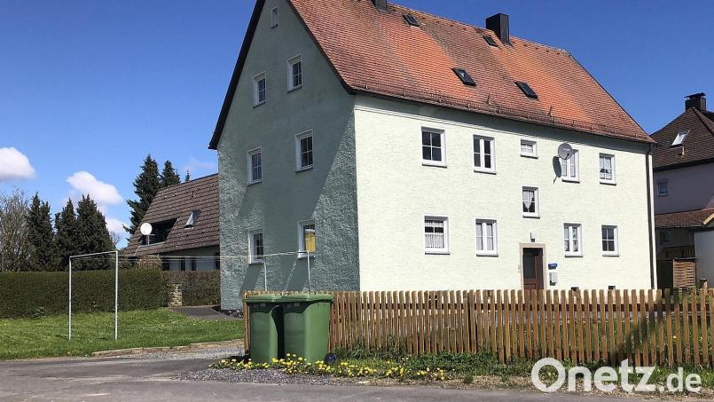 Einstimmig votierte der Marktgemeinderat Wiesau für die Sanierung von Wohnungen im Anwesen Leugaser Straße 3 in Schönhaid. Bild: wro