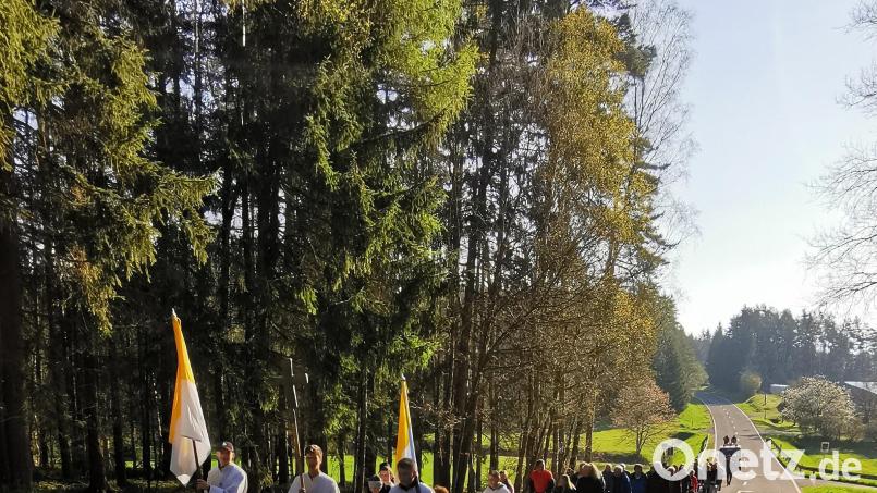 Die „Bittgänger“, angeführt von den Ministranten, kommen auf dem Weg nach Troschenreuth hier bei der Unteraichamühle vorbei. Bild: hzi