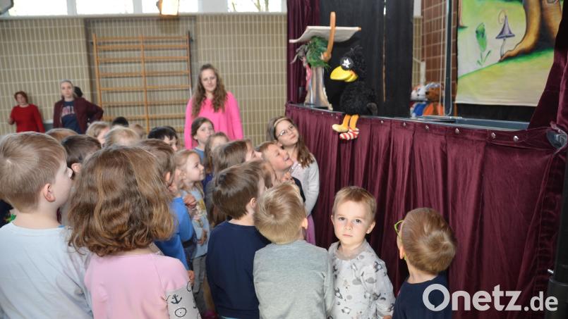 Neugierig schaut der kleine Rabe Socke über den Bühnenrand zu den Kindern, die begeistert sind. Bild: dob