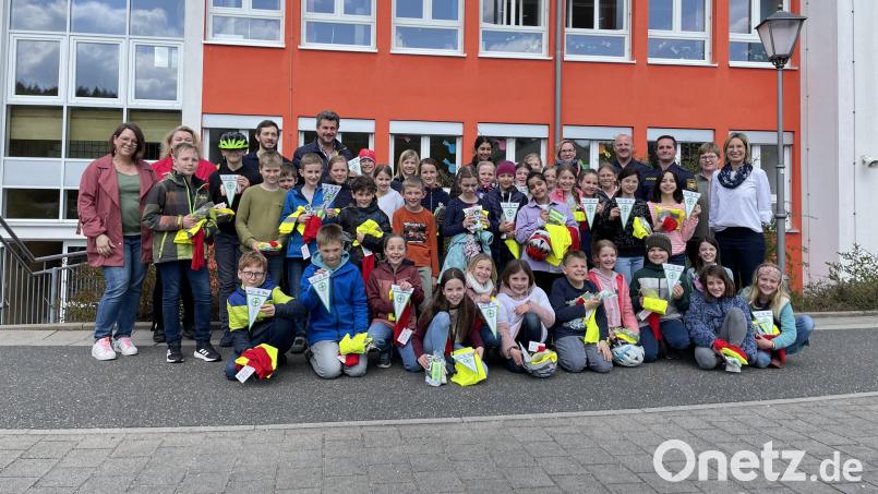 35 Mädchen und Buben haben jetzt an der Grundschule in Poppenricht erfolgreich ihre Radfahrprüfung absolviert. Zwei von ihnen bekamen sogar einen Ehrenwimpel überreicht. Bild: Susanne Engelhardt/exb
