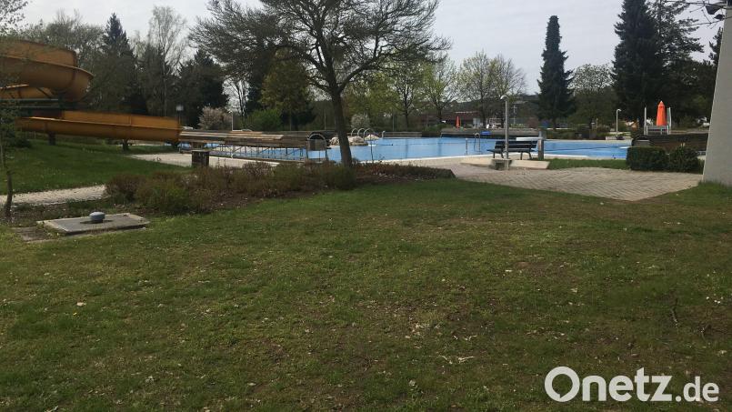 Das Freibad in Perschen bekommt gleich nebenan (Vordergrund) ein Hallenbad. Heuer belasten aber steigende Unterhalts- und Personalkosten den Haushalt. Bild: ihl