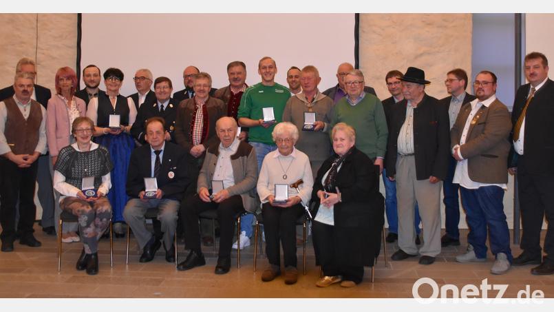 Bürgermeister Reinhard Kreuzer (rechts) und Dritter Bürgermeister Josef Fleißer (links) gratulierten den Ehrenamtsmedaillenträgern. Das Bild zeigt sie zusammen mit den Vorständen der Vereine. Bild: Stadt Schönsee/exb