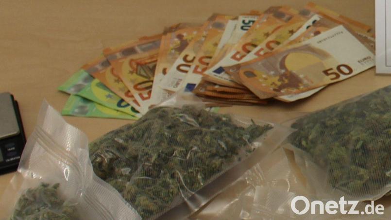 Eine geringe Menge Drogen, weit weniger als auf dem Symbolbild, fand die Weidener Polizei bei einem 16-Jährigen. Symbolbild: Wilhelm Amann