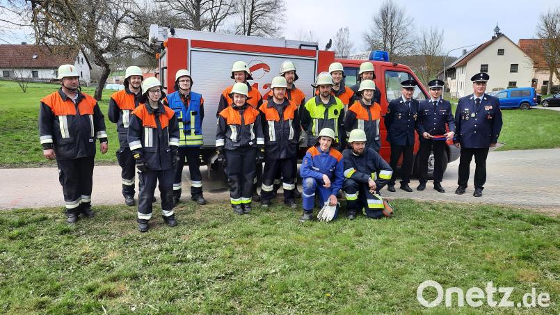 14 Aktive der Feuerwehren Röthenbach, Reuth und ein Gast aus Trevesen legten die Leistungsprüfung ab. Bild: Feuerwehr Röthenbach/exb