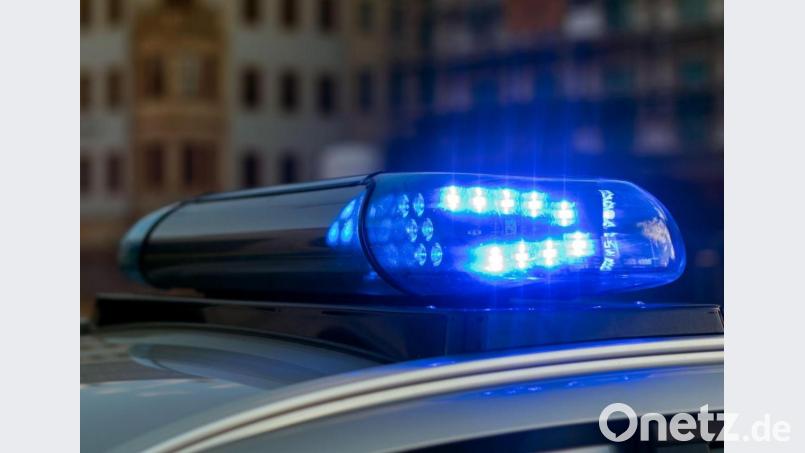 Das Blaulicht auf einem Fahrzeug der Polizei leuchtet in der Dunkelheit. Bild: Monika Skolimowska/dpa-Zentralbild/dpa/Symbolbild