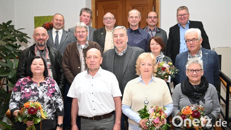 Die Stadt Amberg verabschiedete Mitarbeiter (vordere Reihe, von links): Monika Schneider, Richard Neiswirth, Rosemarie Seebauer und Ursula Grund; (mittlere Reihe, von links): Wilhelm Pausch, Edgar Haas, Franz Baldauf, Christine Popp und Hubert Röder;
(hintere Reihe, von links): Rainer Hirschmann, Wolfgang Lebe, Peter Seidel, Klaus Messer, Gerhard Wesnitzer und Oberbürgermeister Michael Cerny. Bild: Susanne Schwab, Stadt Amberg/exb
