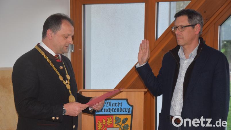 Bürgermeister Anton Kappl vereidigt Matthias Beck (von links) als neues Mitglied des Marktgemeinderates Leuchtenberg. Bild: fz