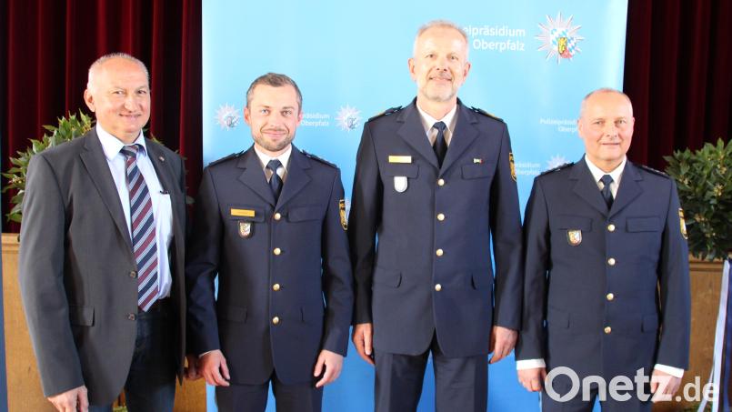 Werner Linhart (rechts) ist der Nachfolger von Dominik Höfner (Zweiter von links). Den Amtswechsel vollzog Polizeivizepräsident Thomas Schöniger (Dritter von links). Links im Bild Personalrat Franz Eichenseher. Bild: Polizeipräsidium Oberpfalz/exb