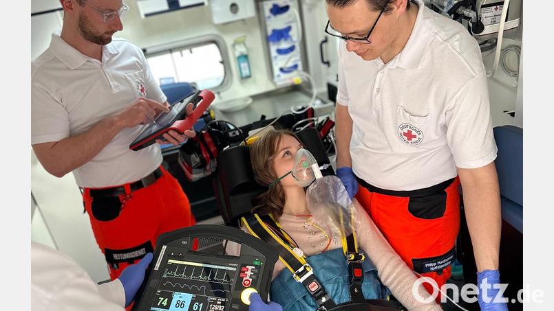 In den sechs BRK-Rettungswagen ist nun das „Corpuls3T“ für das Monitoring bis hin zur Defibrillation im Einsatz. BRK-Rettungsdienstleitung ad interim Florian Herold (links) und Notfallsanitäter Philipp Hundhammer (rechts) präsentieren das neue System. Bild: Melissa Wagner/BRK Kreisverband Tirschenreuth/exb