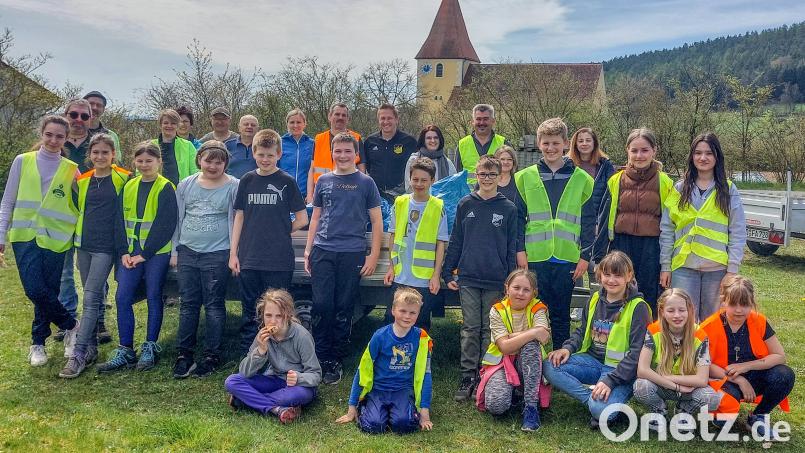 Mit Unterstützung der Firmkinder sammelten die Mitglieder der Naturfreunde Rottendorf Unrat ein. Bild: Neidl/exb