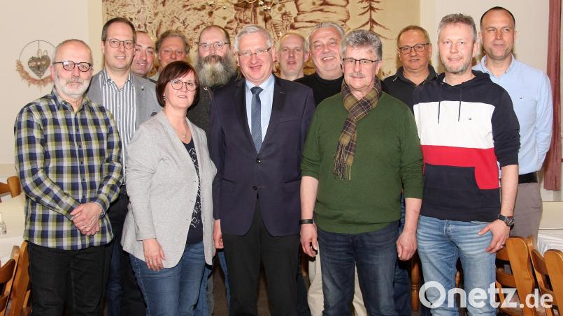 Neuwahlen standen beim CSU-Ortsverband Fuchsmühl an. Im Bild (von links) Wolfgang Dutz, Harald Bächer, Wilhelm Staufer, Hans-Joachim Schinner, Andrea Hecht, Jörg Knegten, Johannes Reger, Markus Vogl, Markus Troesch, Ortsvorsitzender Wolfgang Braun , Wolfgang Stock, Andreas Günthner und Maximilian Heinzl. Bild: wro