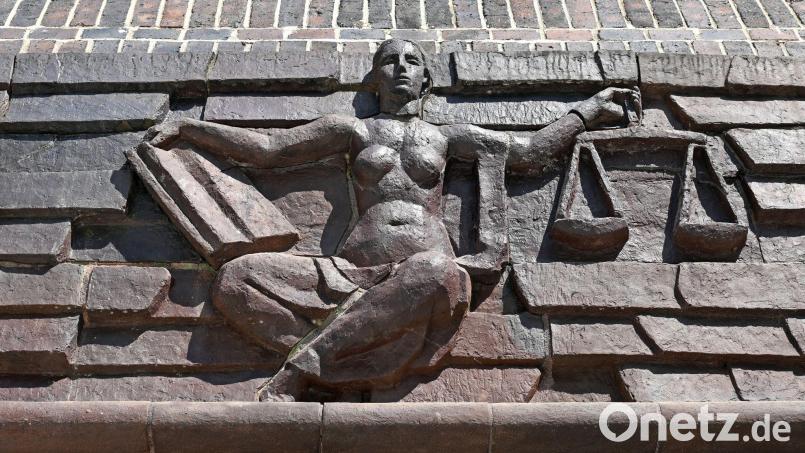 Blick auf die Justitia über dem Eingang eines Landgerichts. Symbolbild: Hendrik Schmidt/dpa-Zentralbild/dpa