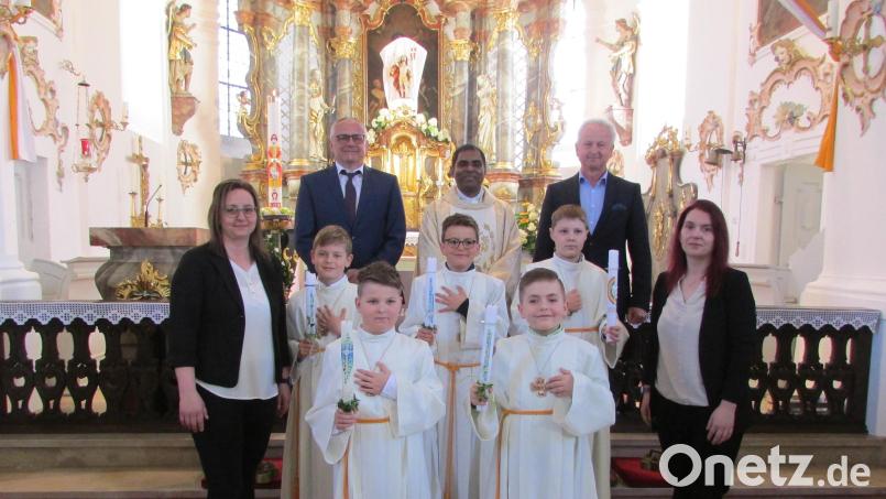 Die Tischmütter Karina Müller (links) und Christine Starosky (rechts) haben die Kommunionkinder Samuel Starosky, Ben Müller, Konstantin Filbinger, Josef Müller und Fabio Wegmann auf ihren großen Tag vorbereitet. Mit auf dem Bild sind Bürgermeister Hubert Kraus (hinten, von links), Pfarrer Julius Johnrose und Pfarrgemeinderatssprecher Robert Bauer. Bild: exa