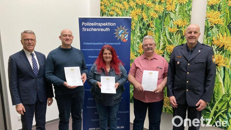 Die Tirschenreuther Sicherheitswacht bekommt Verstärkung. Das Bild zeigt von links Bürgermeister Franz Stahl, Rainer Köstler, Claudia Stalder, Konrad Gatzka und den Leiter der Polizeiinspektion Tirschenreuth, Ersten Polizeihauptkommissar Günther Burkhard. Bild: PI Tirschenreuth/exb