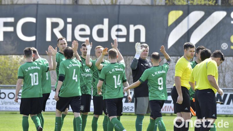 Aufmunterndes Abklatschen vor dem Spiel: Der 1. FC Rieden möchte im Auswärtsspiel beim VfB Bach wieder mehr Kampf und Offensivdrang zeigen als zuletzt. Archivbild: Hubert Ziegler
