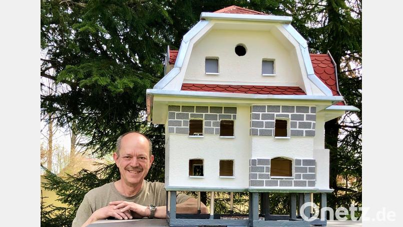 Der Handwerker und sein Kunstwerk: Wolfgang Spörrer darf stolz sein auf Prachtstück im Garten. Bild: ppz