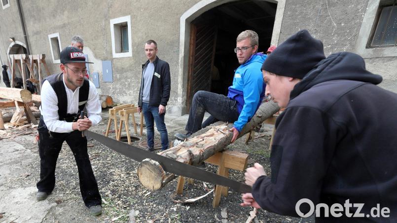 Die Holzbearbeitung mit einfachen Werkzeugen stand bei einem Workshop in Cheb/Eger im Mittelpunkt. Bild:  MichalPanáček/exb