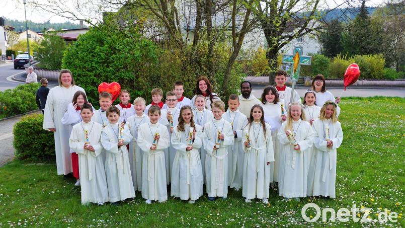 Die Erstkommunionkinder mit Gemeindereferentin Kathrin Blödt (hinten, links), Pfarrer Sagayaraj Lourdusamy (hinten, Mitte) und Praktikantin Elena Weniger (hinten, rechts). Bild: wec